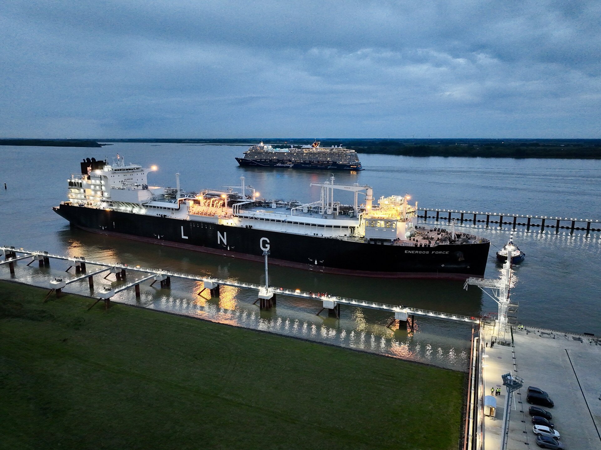 Zu sehen ist ein Regasifizierungsschiff an einem Anleger auf der Elbe