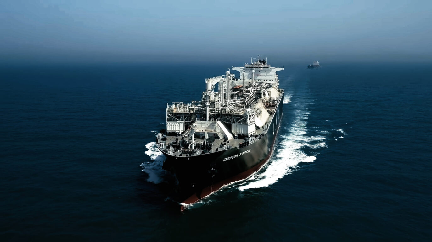 Das Regasifizierungsschiff FSRU Energos Force fährt auf hoher See.